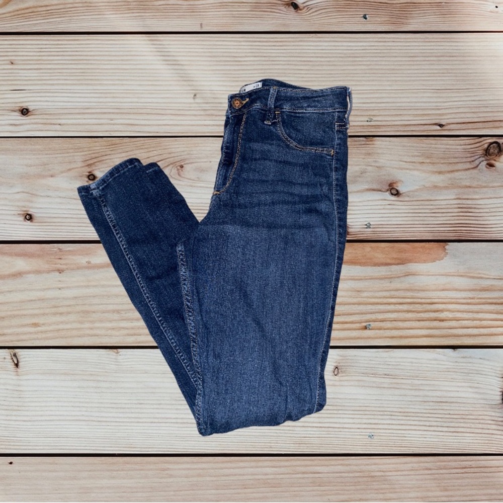 Hollister Dark Wash Skinny Jeans- waist 30, length 28.